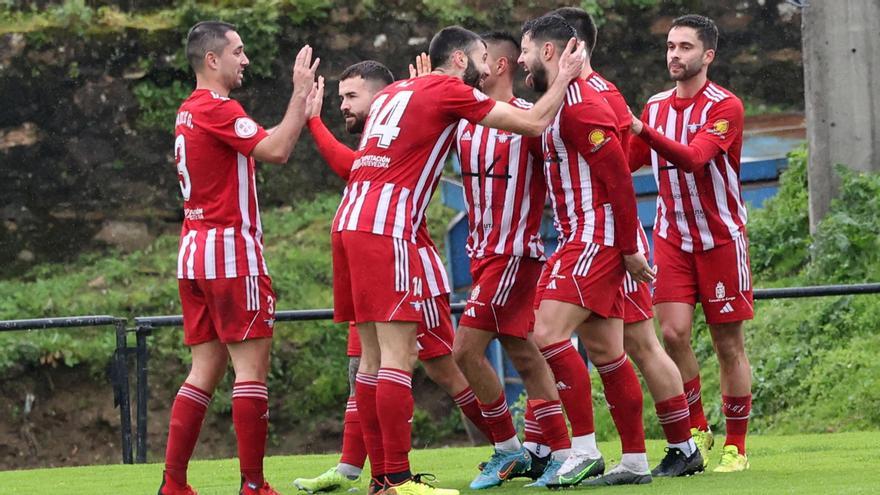 Los jugadores del Alondras celebran uno de los goles anotados en Barreiro ante el Celta C Gran Peña.