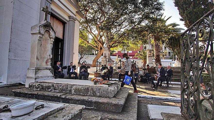 El cementerio de San Juan, en las visitas por el Día de los Difuntos.