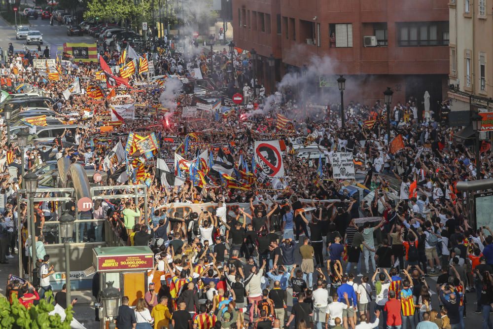 Manifestación de la Afición del Valencia contra Peter Lim