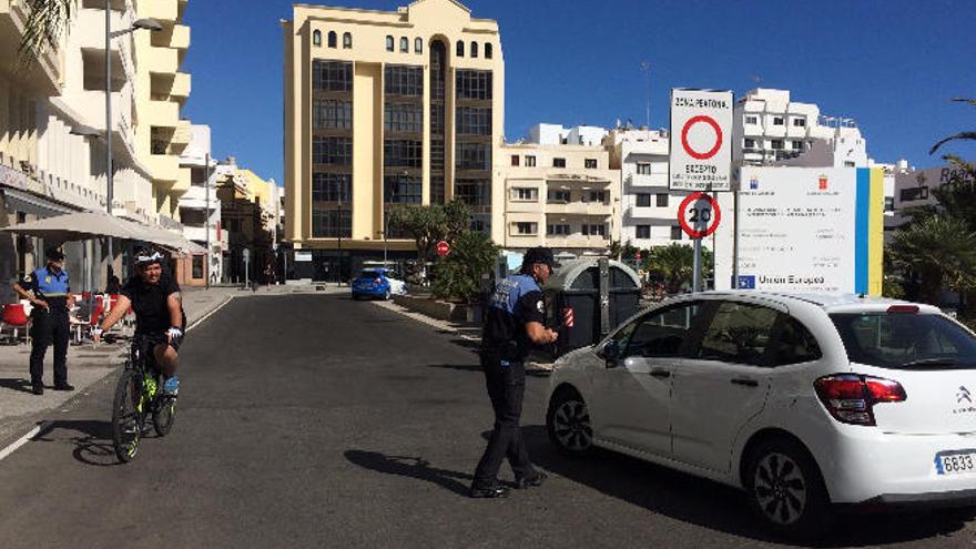 La Policía multa con 200 euros a los que circulen sin permiso por la avenida