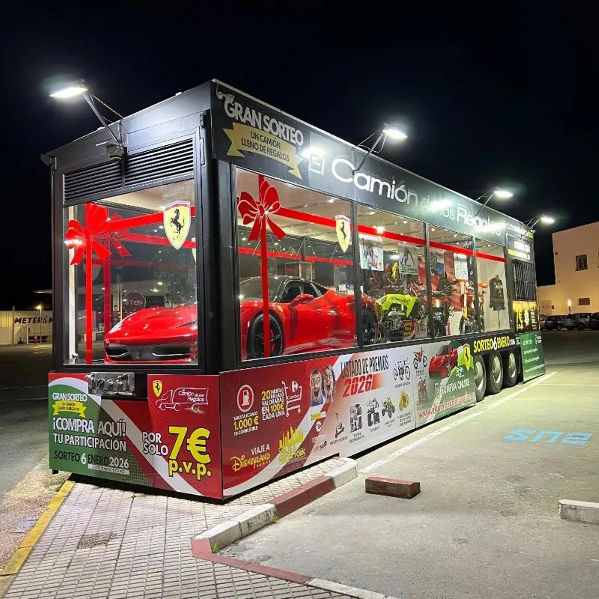 El camión de los regalos de este año en el complejo Leo de Monesterio (Badajoz).