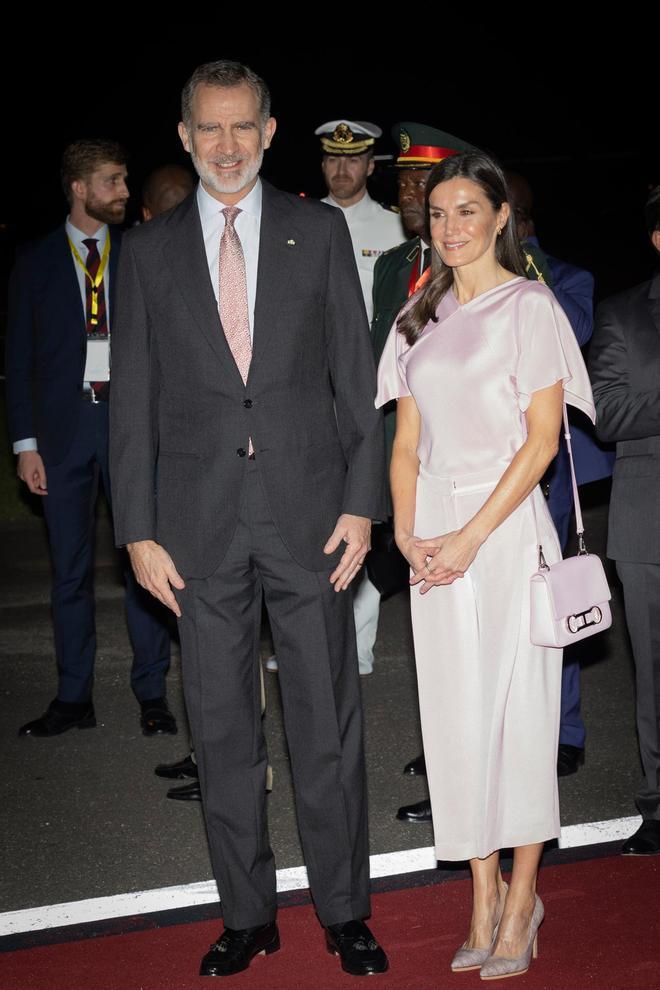 La llegada a Angola del rey Felipe VI y la reina Letizia, con look veraniego de Hugo Boss