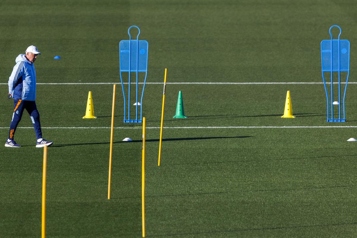 Carlo Ancelotti, durante un entrenamiento en Valdebebas.