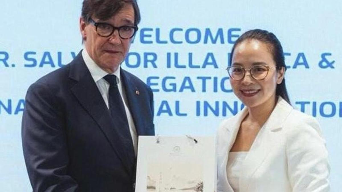 El president de la Generalitat, Salvador Illa, durant la firma de l’acord a Hanoi.  | EL PERIÓDICO