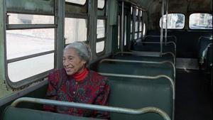 Rosa Parks sentada en el bus de Montgomery, en una foto de archivo.