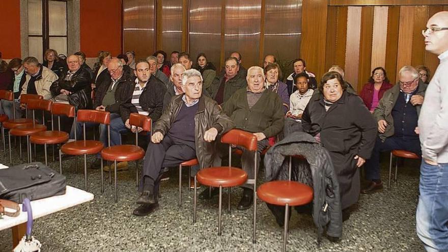 Vecinos de Forcarei, ayer, en el restaurante Victoria en la charla de Unións Agrarias sobre la regularización catastral. // Bernabé / Ana Agra