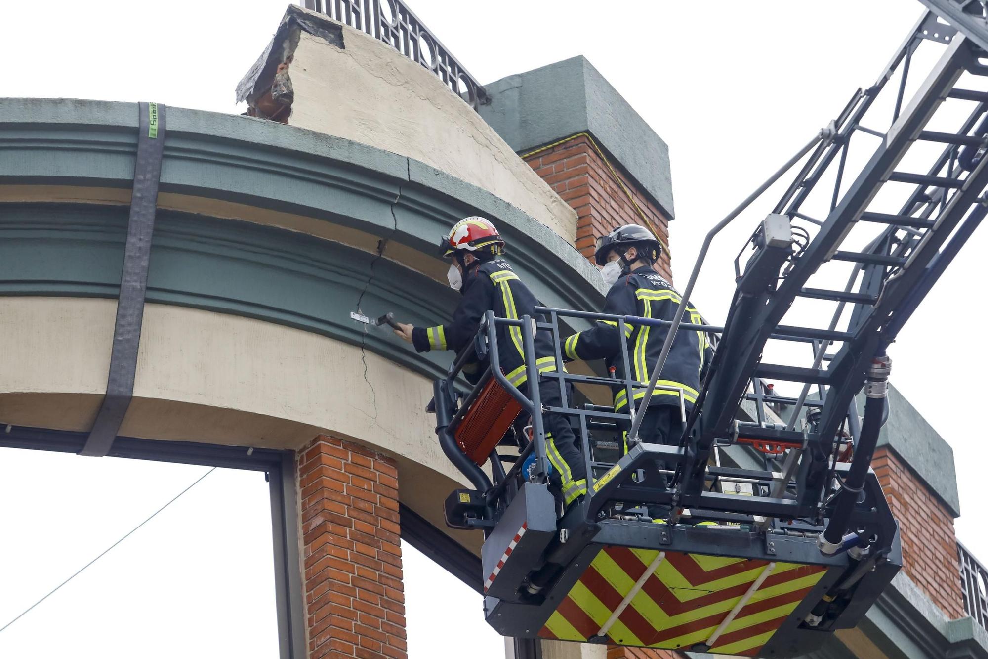 Los bomberos refuerzan la estructura del colegio San Vicente