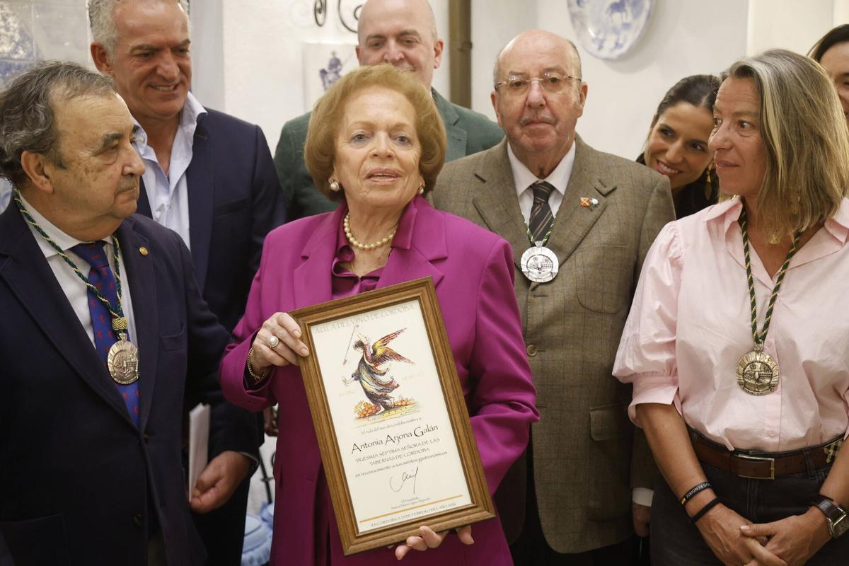 Antonia Arjona Galán, Señora de las Tabernas 2026, con la distinción otorgada por el Aula del Vino de Córdoba.