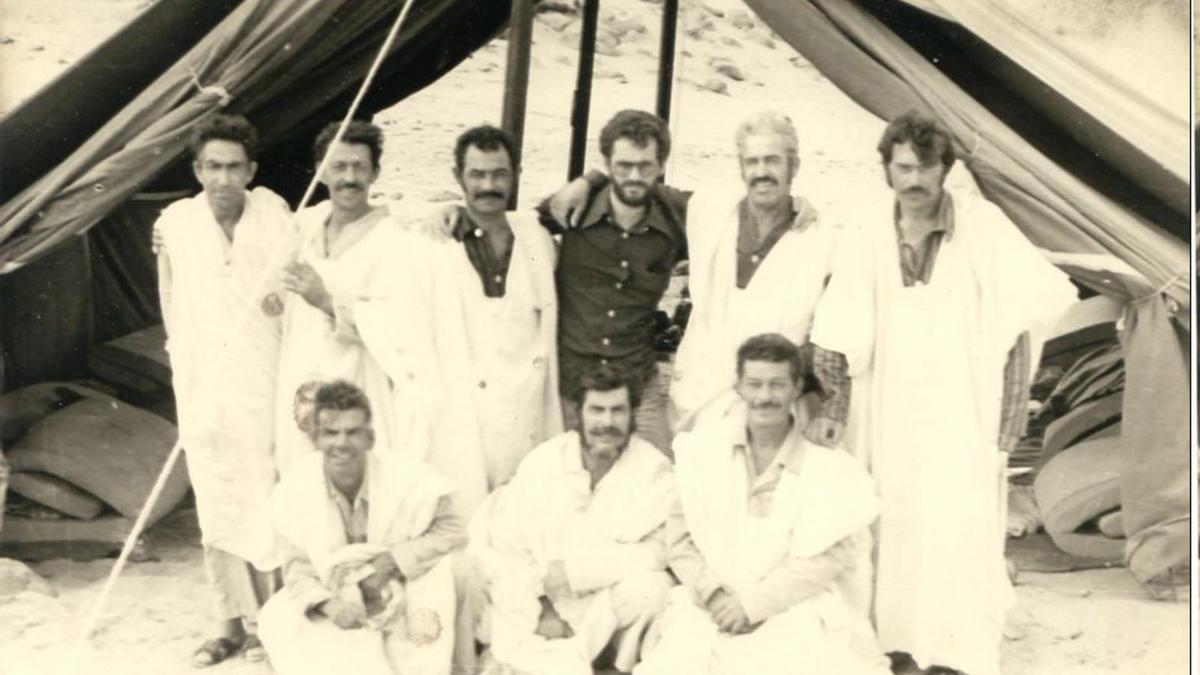 El fotógrafo González Concepción, de negro, posa con los pescadores de ‘Las Palomas’ secuestrados en el Sáhara en 1978. 