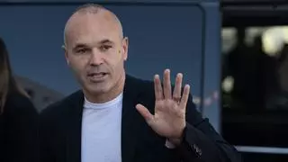 Iniesta despide al futbolista y prepara al futuro técnico