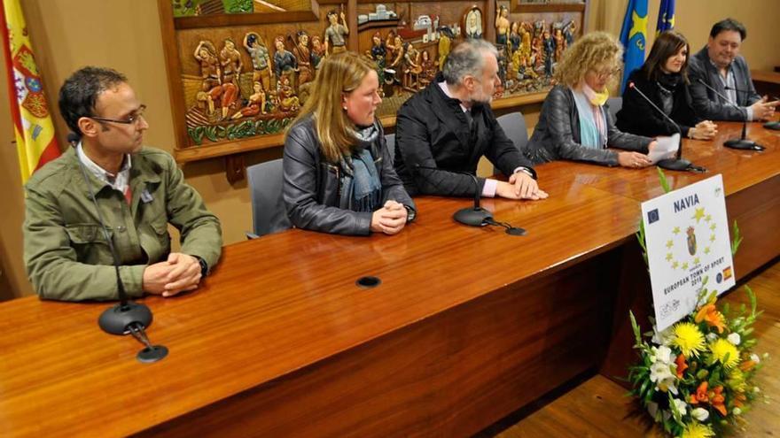 Por la izquierda, Juan Pablo Suárez, director del complejo deportivo de Navia; Mirta Pérez; Hugo Alonso; Cruz Fernández, teniente de alcalde; Vanesa Lidueña, edil de Vícar (&quot;Villa Europea del Deporte&quot; en 2017), y José Manuel Lambea, colaborador de ACES.