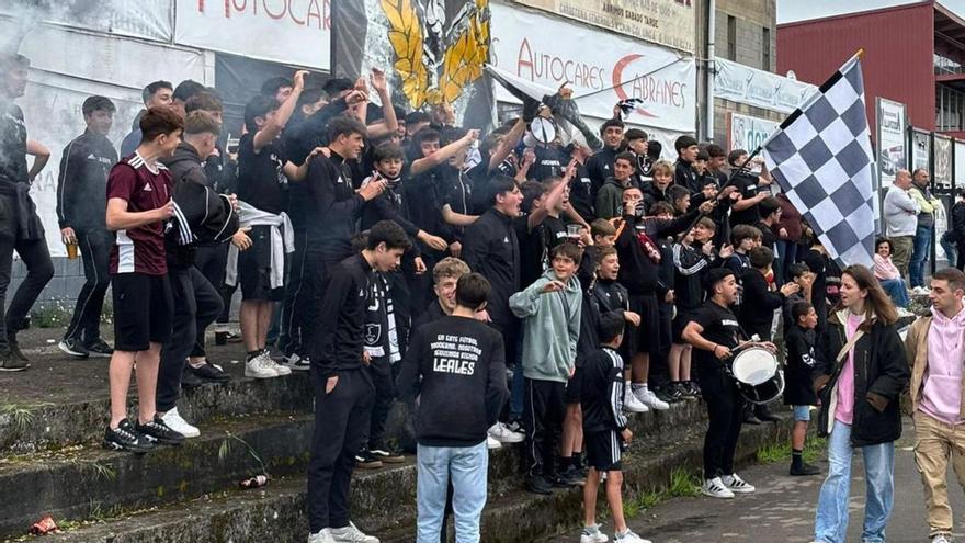 La afición del equipo de Villaviciosa celebra la victoria ante el Ceares