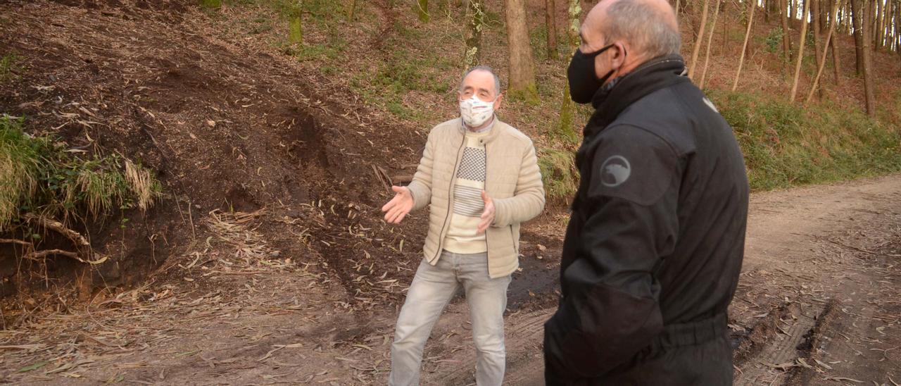 O representante dos comuneiros de Sobrán e o de Trabanca Badiña, no monte.