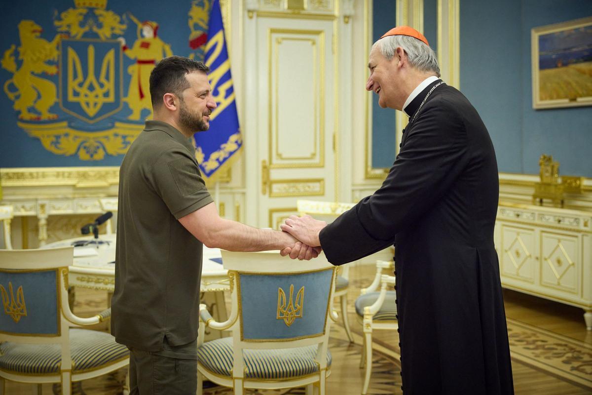 El presidente de Ucrania, Volodímir Zelenski, saluda al enviado del Papa, Matteo Zuppi, durante su encuentro de este martes en Kiev.