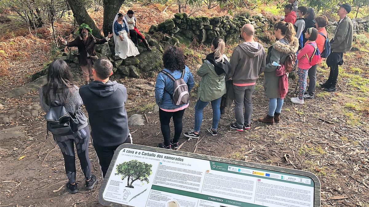 Boda de dos lugareños de Donón y Vilanova bajo en &quot;carballo dos namorados&quot;, frente a la cueva