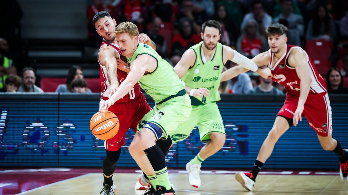 Alberto Díaz y Tyler Kalinoski fueron imprescindibles en el triunfo del Unicaja en Zaragoza.