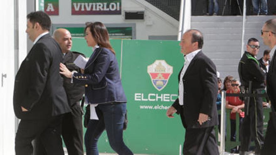 La alcaldesa de Elche, Mercedes Alonso, a su llegada esta tarde al estadio Martínez Valero