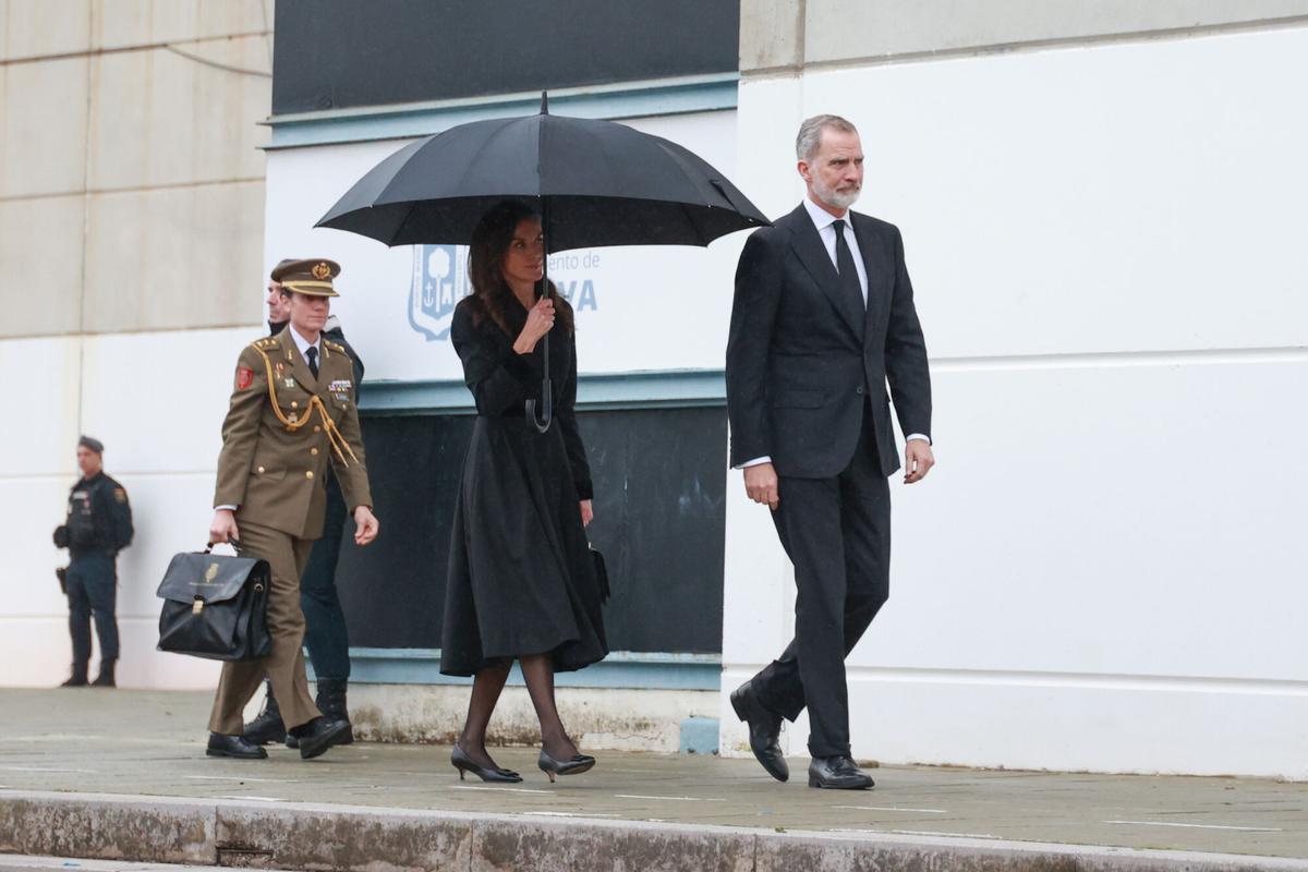 El Rey Felipe VI y la Reina Letizia a su llegada a la misa funeral.
