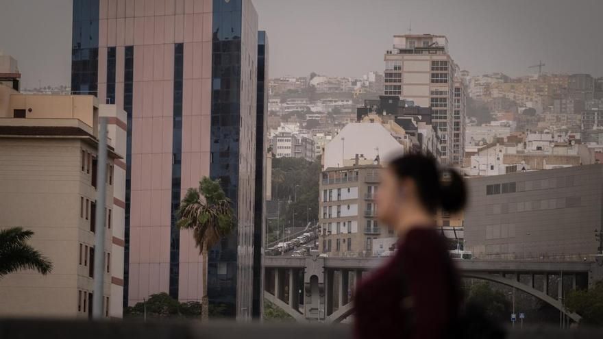 Un episodio de calima asfixia a Canarias: estas son las recomendaciones para evitar riesgos
