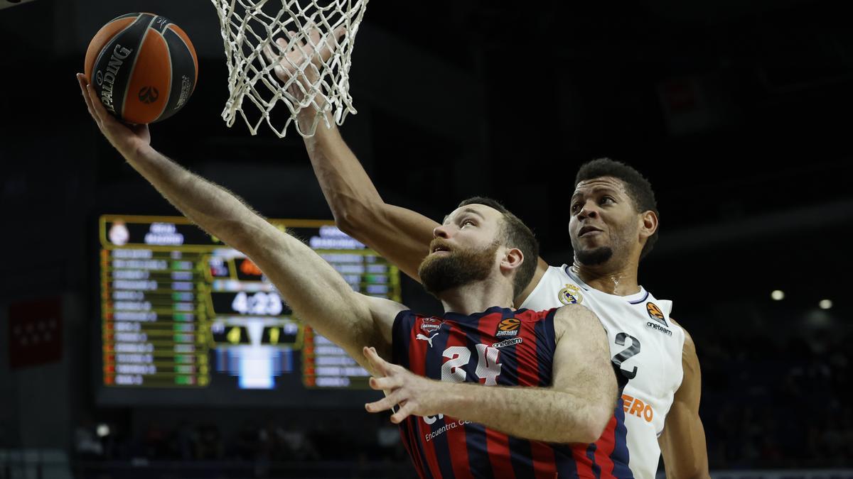 Costello, ante Tavares en una jugada del Real Madrid-Baskonia.