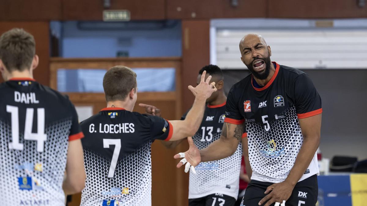 Los jugadores del San Roque celebran un punto.