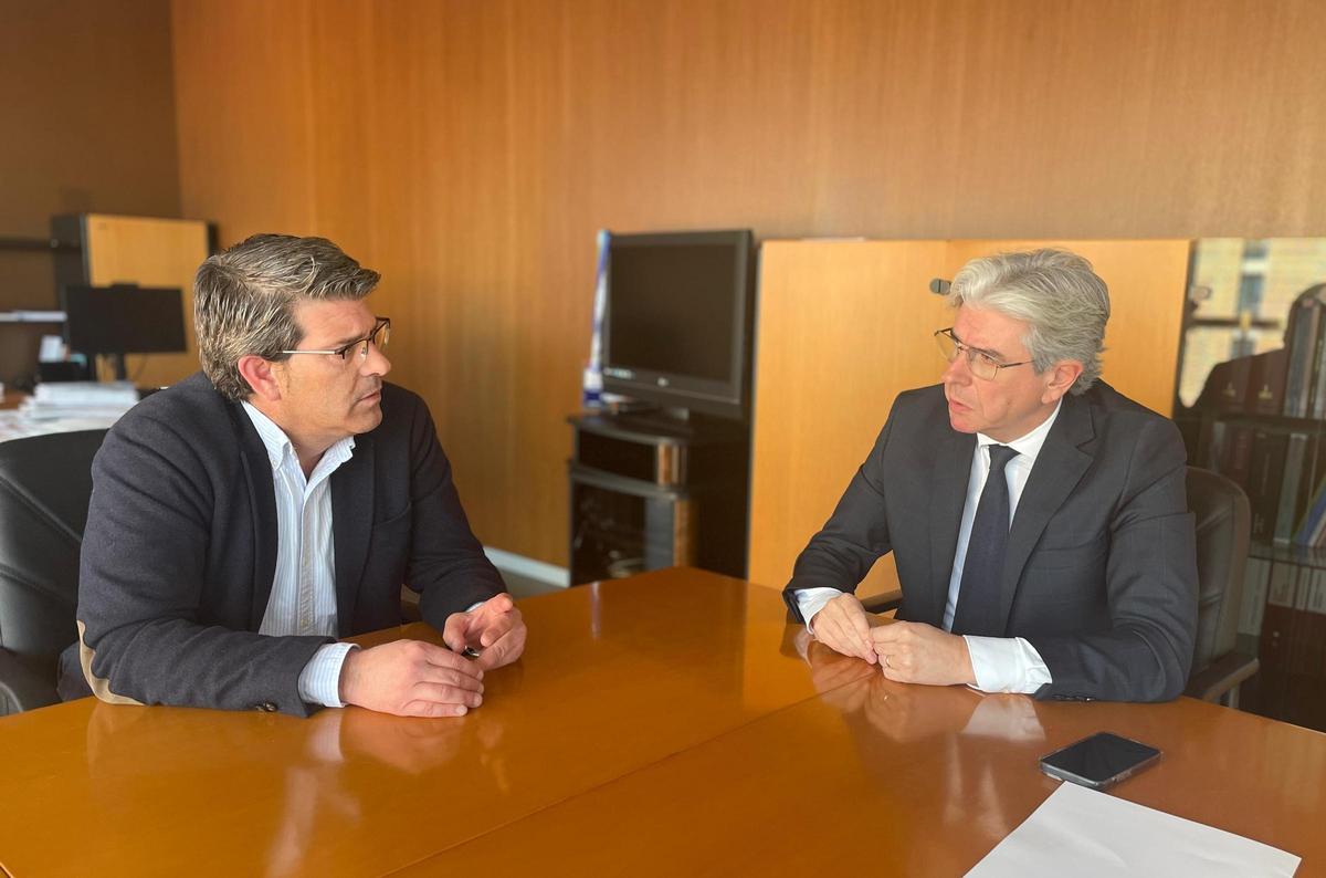 El alcalde de Ontinyent, Jorge Rodríguez, y el secretario autonómico de Industria, Comercio y Consumo de la Generalitat Valenciana, Felipe Carrasco