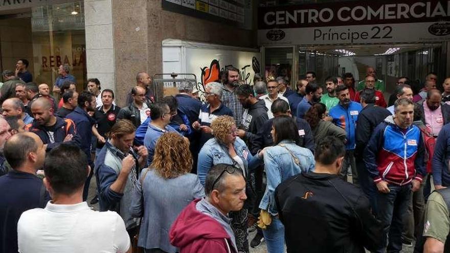 Imagen de los manifestantes en la sede de ATRA ayer.