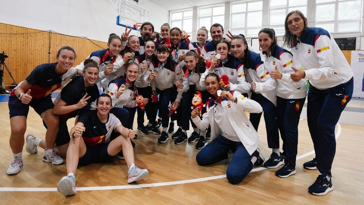 Mireia, primera por la izquierda, con la selección española plata en el FOJE.