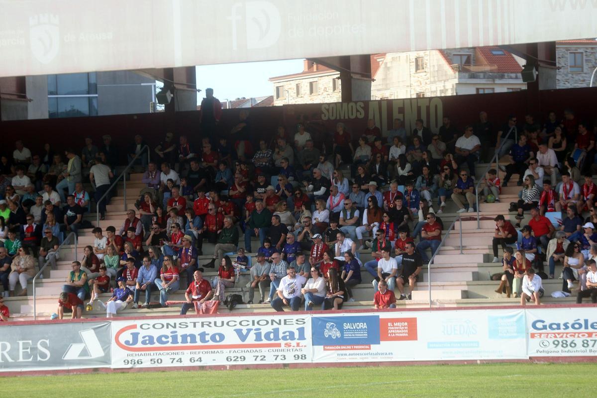 Aficionados del Estradense en una de las gradas de A Lomba.