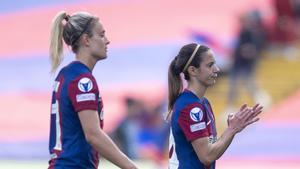 Alexia Putellas y Aitana Bonmatí tras finalizar el encuentro de ida de las semifinales de la Champions, que acabó en derrota ante el Chelsea (0-1) en Montjuïc.