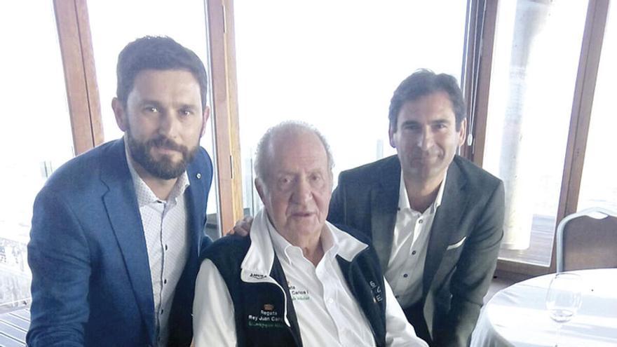 El rey Juan Carlos I, junto a Barandela (i) y el alcalde, Gonzalo Pita.