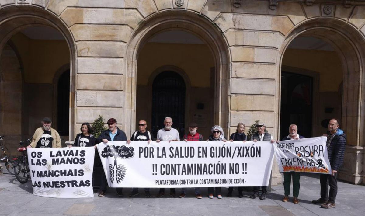 Quejas en el exterior. La Plataforma contra la Contaminación de Gijón se concentró frente al Consistorio. Los activistas reclamaron al gobierno local «menos informes» y llevar «cuestiones a la práctica». | LUISMA MURIAS