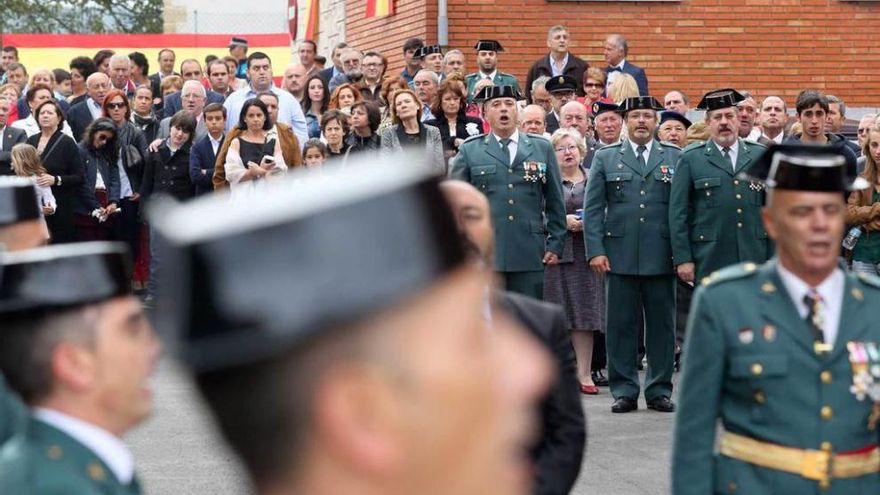 Agentes, familiares y representantes de la vida social, empresarial y política de Avilés, ayer, en el cuartel de Bustiello.