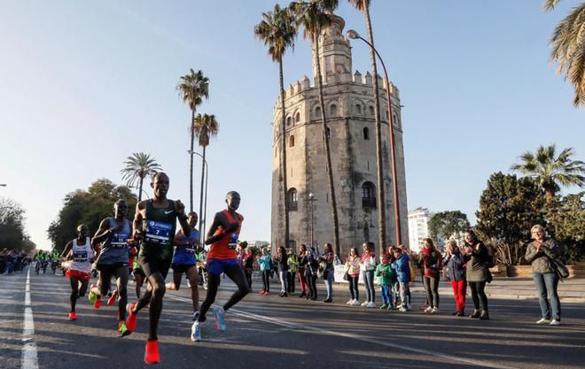 La cabeza de carrera pasa ante la Torre del Oro de Sevilla, que este domingo que ha acogido el Maratón Sevilla 2019, disputado sobre un recorrido urbano en la capital andaluza.