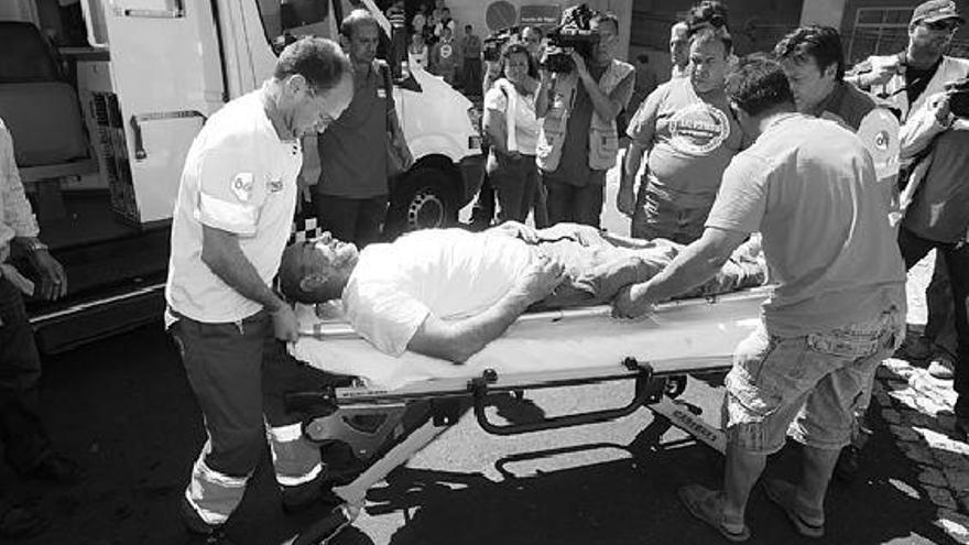 Imagen del traslado al hospital del armador de A Guarda herido en los incidentes de ayer en el muelle vigués de A Laxe. / RAFA EStévez