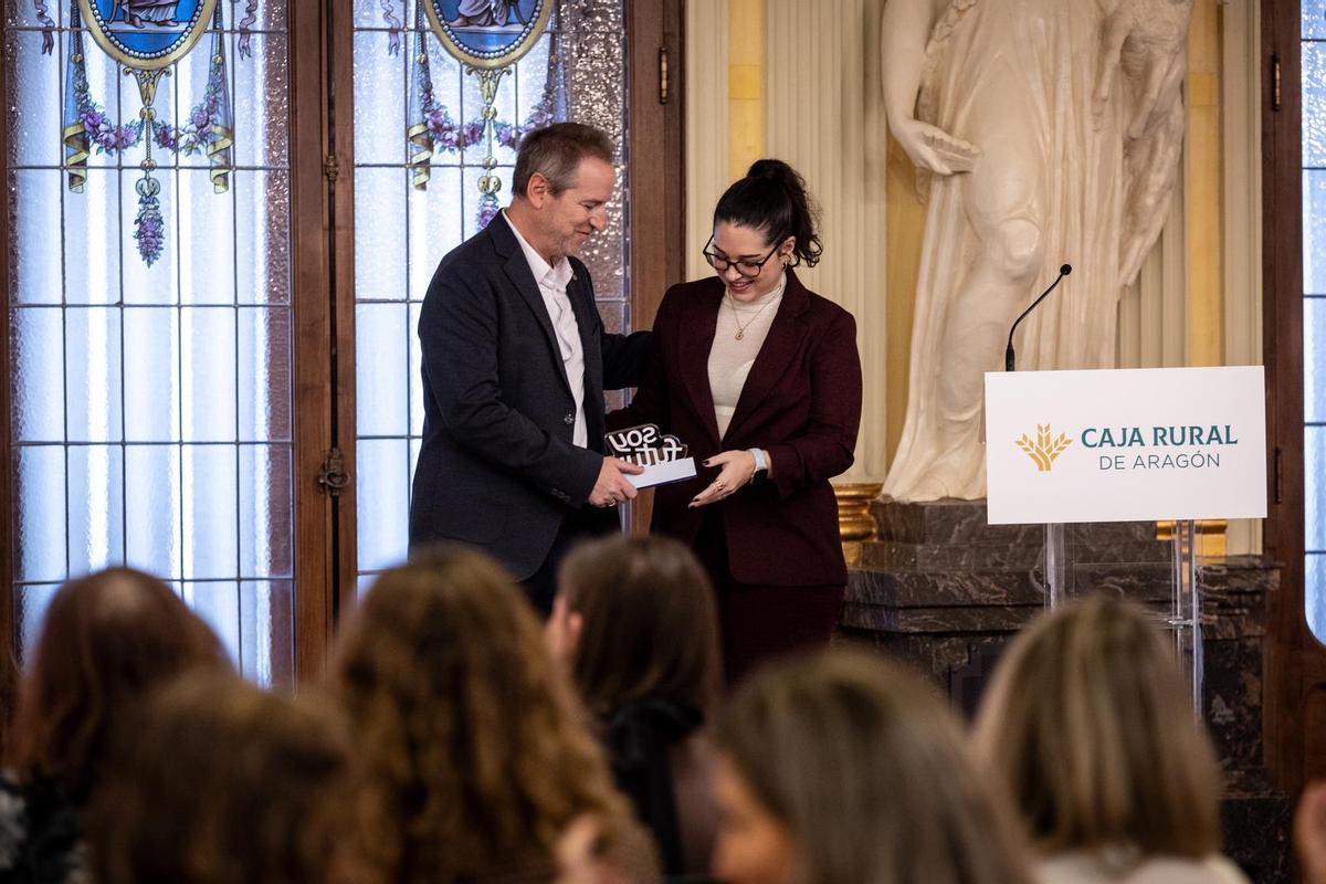 Ricardo Barceló, director de EL PERIÓDICO DE ARAGÓN, y Rebeca Magallón, coordinadora de EL ESTUDIANTE, con el premio 'Soy Futuro 2025' de Directivas de Aragón.