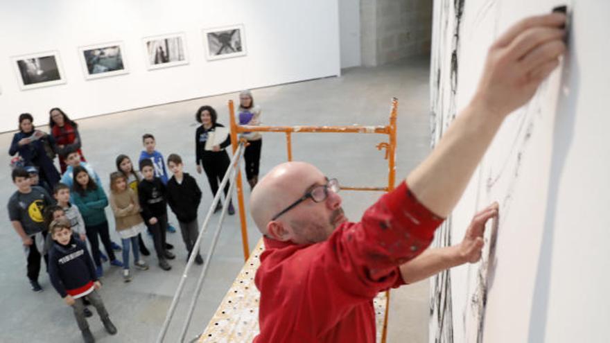 El pintor de "Pantoque" dibuja un mural para escolares de Moaña