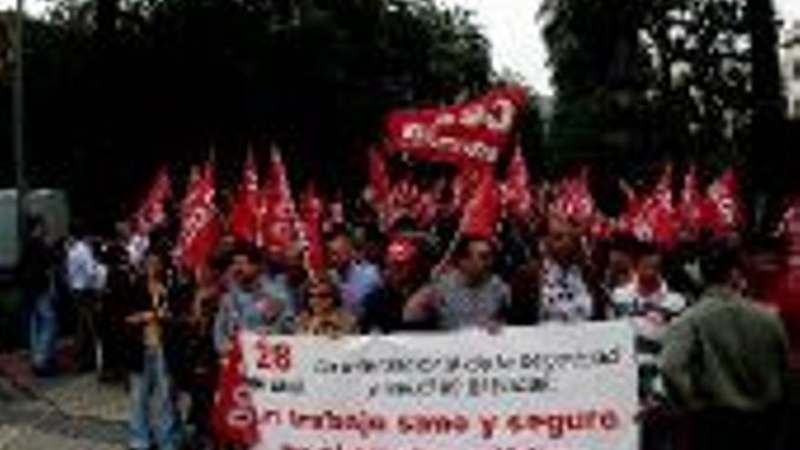 Un centenar de militantes de CCOO reclaman más seguridad para los empleados públicos