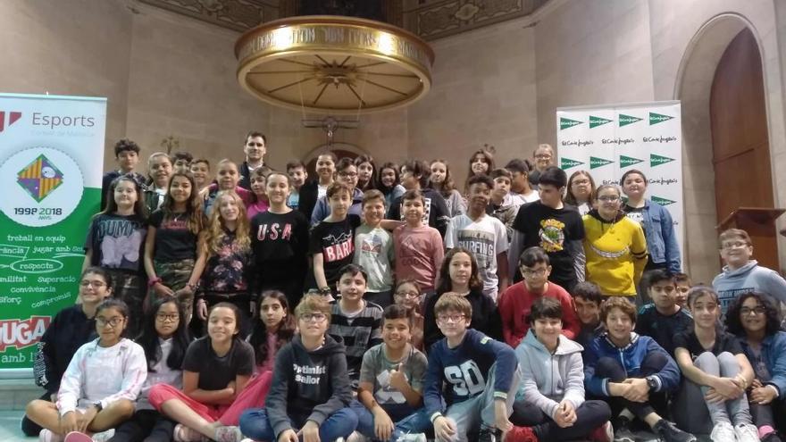 El jugador Mati Rosa acompañado por un grupo de escolares en su visita al colegio Virgen del Carmen de Palma.