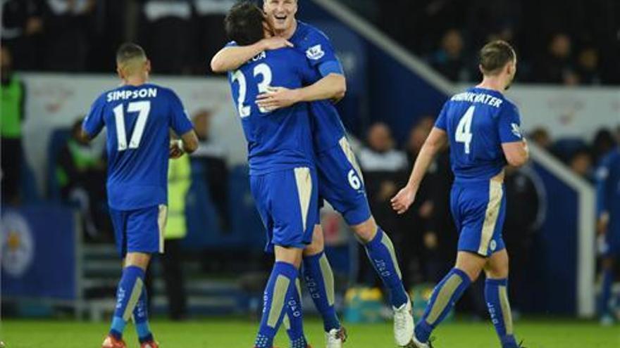 Vardy, Drinkwater y Ulloa colocan al Leicester líder de la Premier