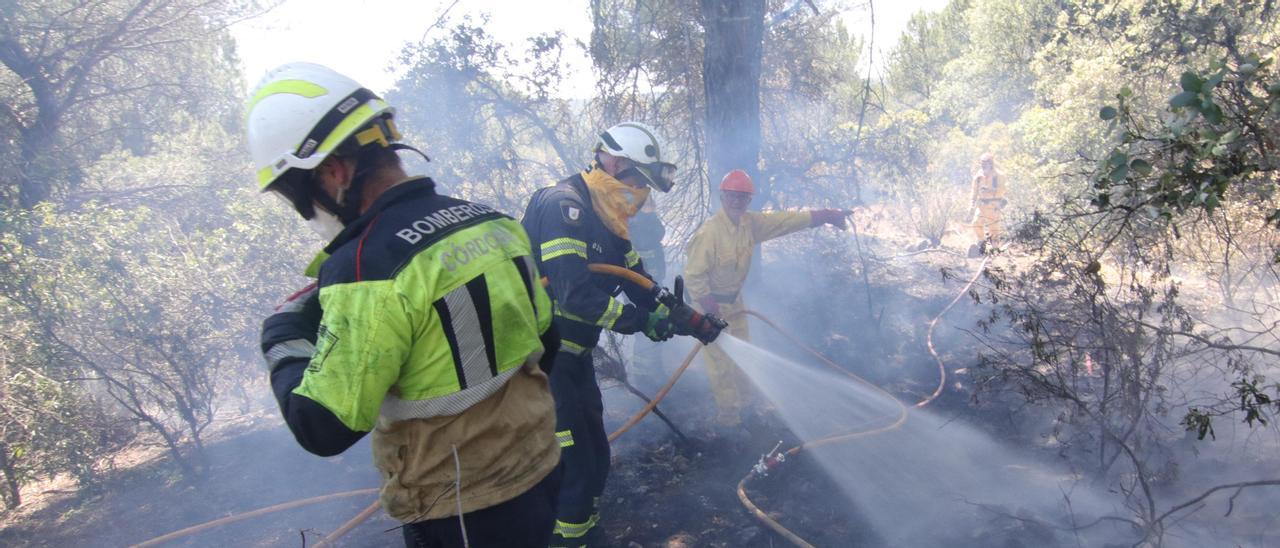Bomberos trabajan para sofocar un incendio en la Sierra de Córdoba.