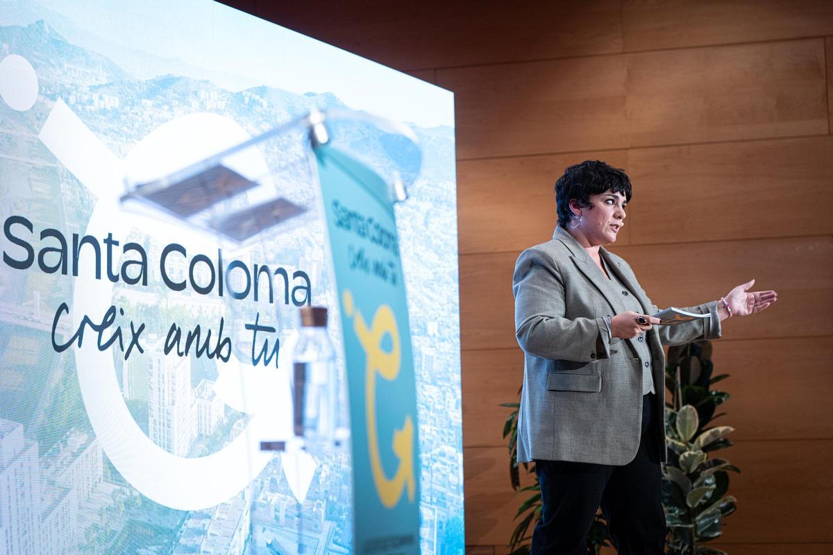 La alcaldesa González expone su proyecto de ciudad en el Auditori Can Roig i Torres de Santa Coloma.