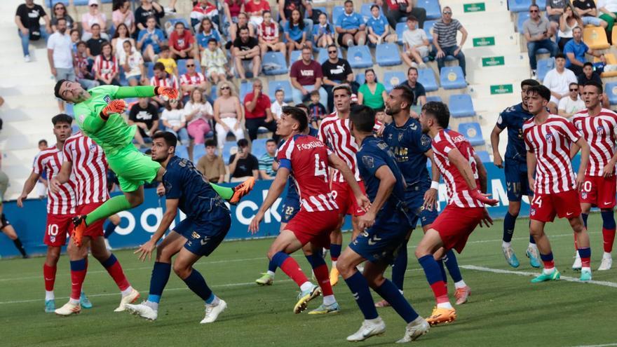 El portero del Atlético de Madrid B, Alejandro Iturbe, despeja un balón colgado al área. |