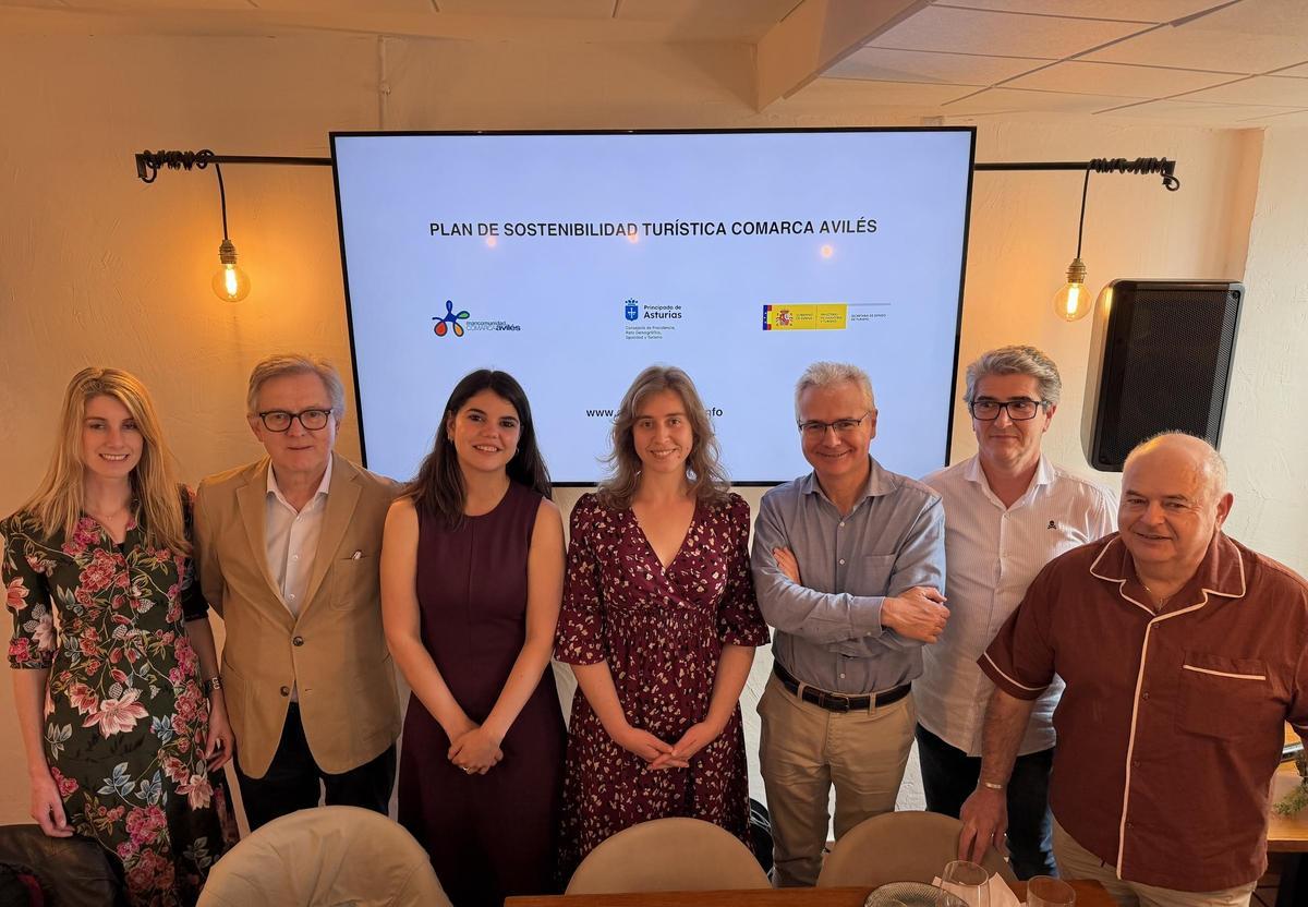 Sheila Montes (técnica de la Mancomunidad Comarca Avilés), José Luis López Huerta (responsable de la Oficina Económica y Comercial del Principado en Madrid), Raquel Ruiz (concejala de Turismo del Ayuntamiento de Avilés y Presidenta de la Mancomunidad Comarca Avilés), Irene González Toledo (Jefa de Servicio de Sostenibilidad Turística de la Secretaría de Estado), Ricardo Blanco (Jefe de Área de Sostenibilidad de la Secretaría de Estado de Turismo), Emilio Vidal (Confitero) y José Antonio Álvarez (Gerente Mancomunidad Comarca Avilés).