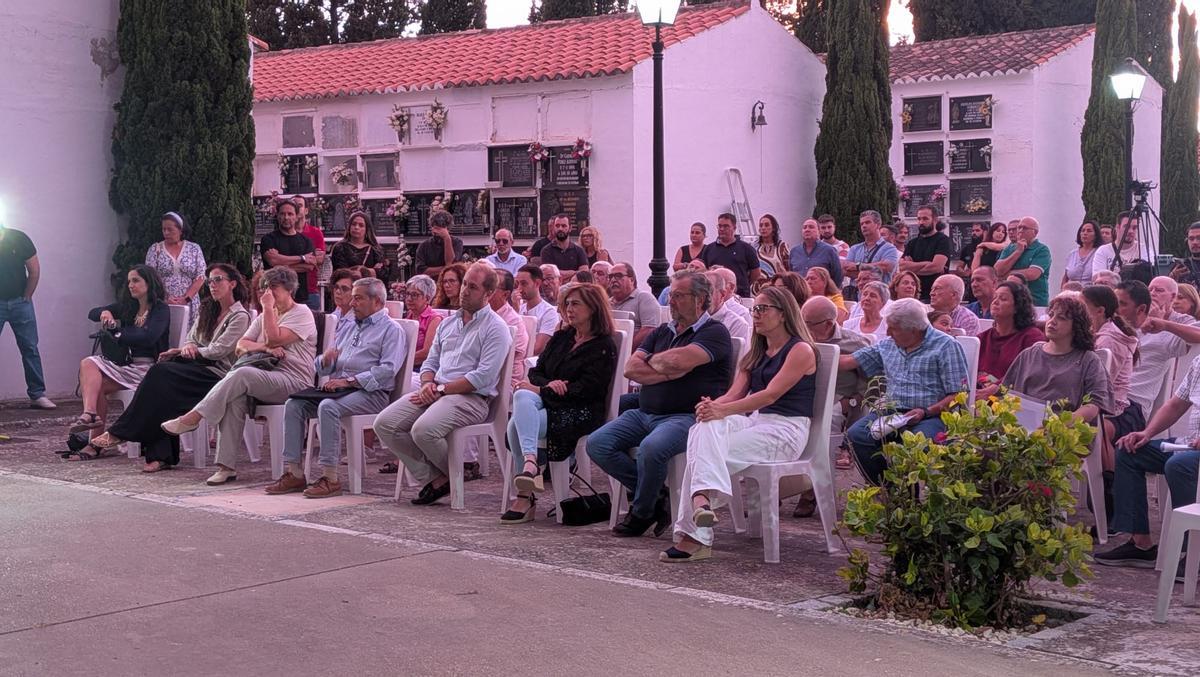 Asistentes al homenaje a las víctimas de los fusilamientos de 1936 en Palma del Río.