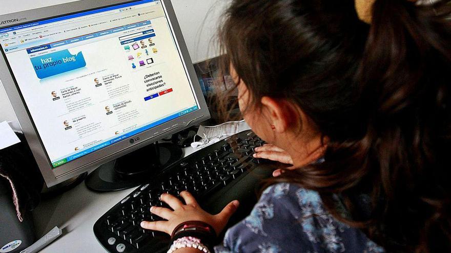 Una niña navega por internet.