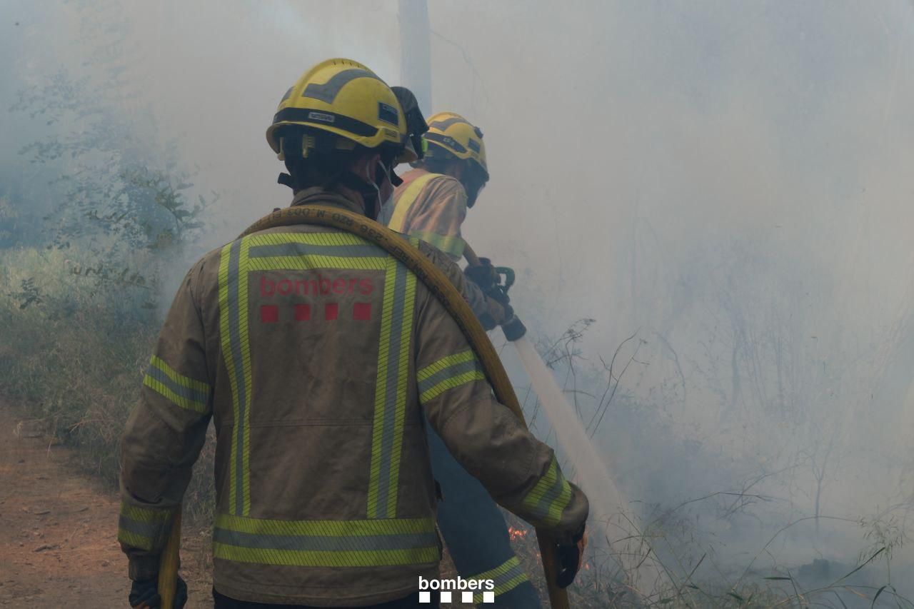 Les imatges de l'incendi forestal de Bàscara que ha començat per l'incendi d'un cotxe a l'AP-7