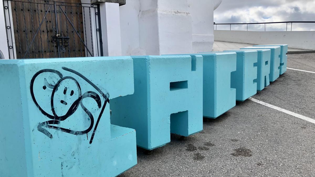 Letras instaladas en el Santuario de la Montaña, ayer con pintadas.