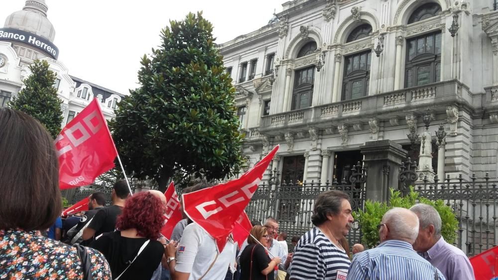 Los mineros desalojados se concentran ante la Junta