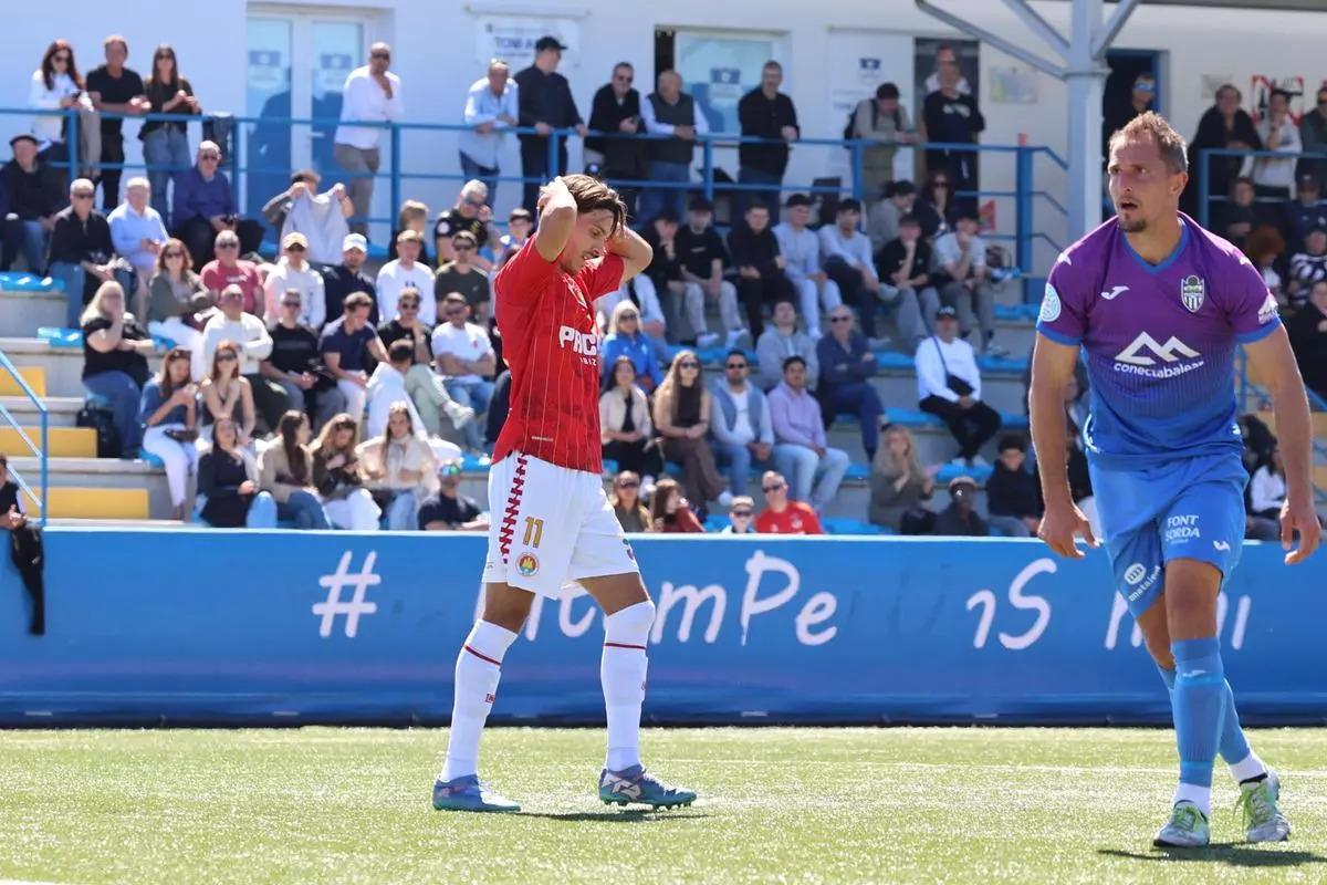Carlos Gilbert, jugador de la SD Ibiza, se lamenta en la derrota 1-3 ante el Atlético Baleares.